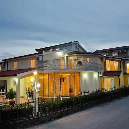 בית הארחה Pansion Veso 3*